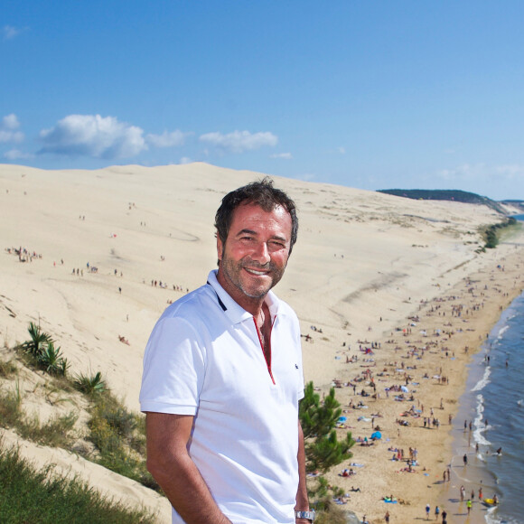 Bernard Montiel, présentateur et animateur radio pose sur la terrasse du restaurant "La Corniche" avec la dune du Pyla et le Bassin d Arcachon en fond. © Thibaud Moritz / Bestimage
