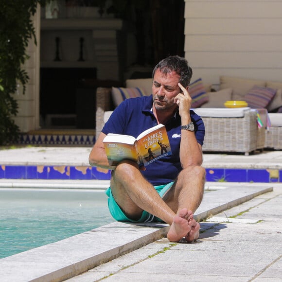 Bernard Montiel, présentateur et animateur radio pose dans sa maison du Pyla au bord de sa piscine. Après avoir joué l'expert-media dans le jeu "La télé même l'été, Le jeu" sur C8, il passe ses vacances chez lui à Pyla-sur-Mer, son refuge depuis 30 ans. © Thibaud Moritz / Bestimage