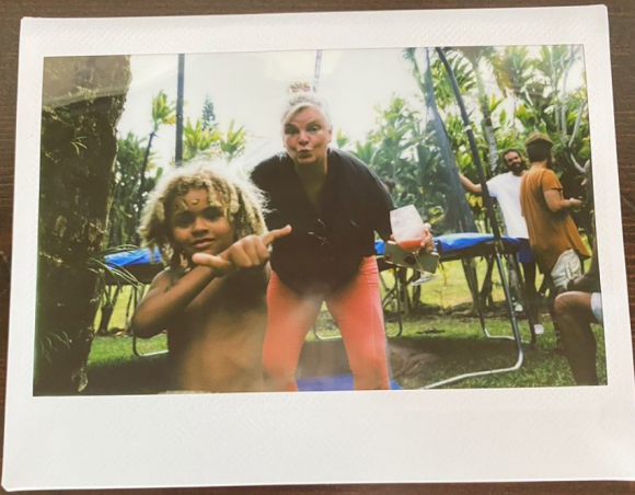 Cécilia Rhode, ex-épouse de Yannick Noah, et son petit-fils Nohea en vacances à Hawaï. Story Instagram du 18 août 2021.