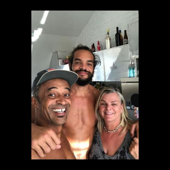 Yannick Noah poursuit ses vacances de rêve ! Il séjourne à Hawaï avec son épouse Cecilia Rodhe, leurs deux enfants Joakim et Yelena, et leurs petits-enfants.