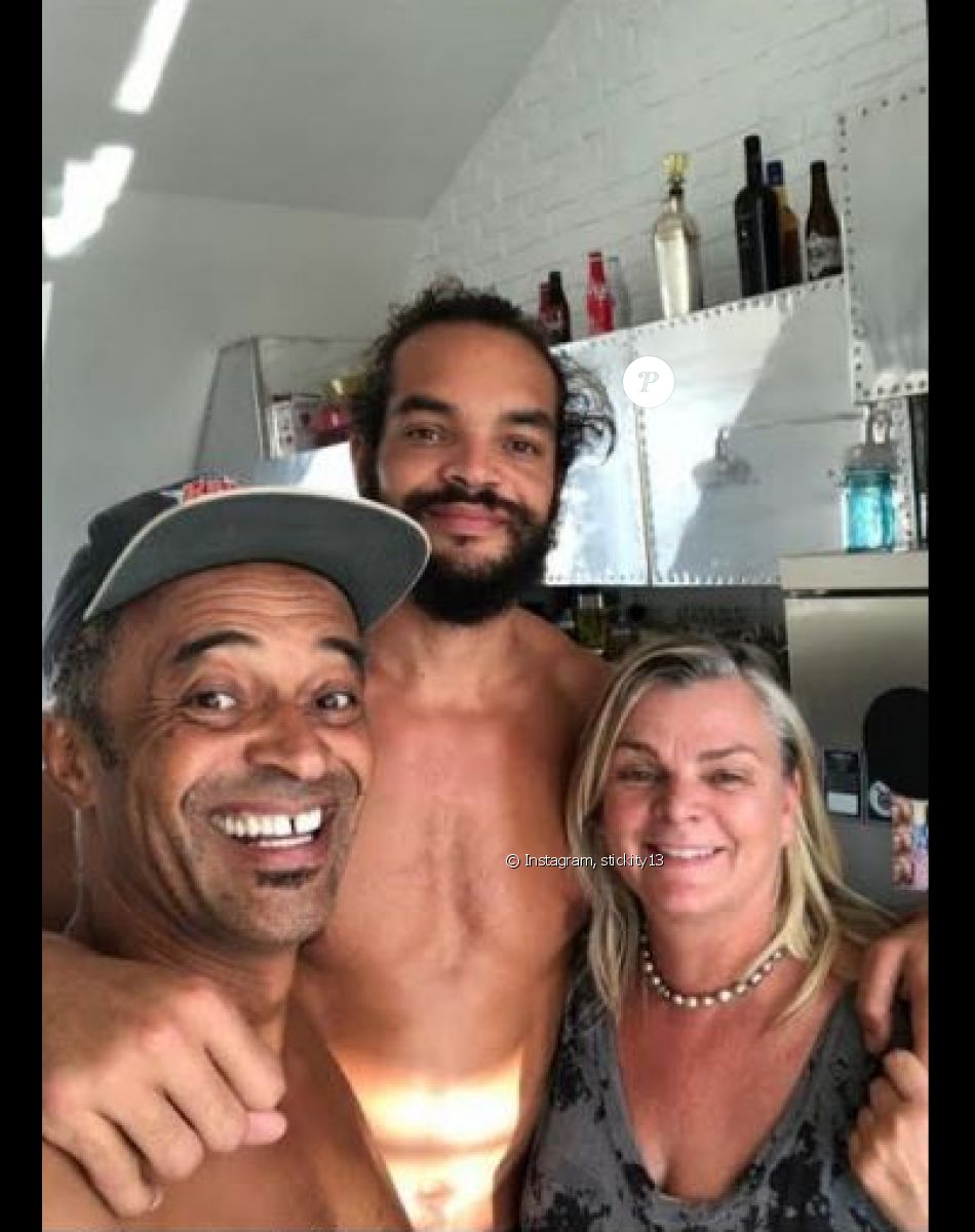 Yannick Noah poursuit ses vacances de rêve ! Il séjourne à Hawaï avec son épouse Cecilia Rodhe, leurs deux enfants Joakim et Yelena, et leurs petits-enfants.