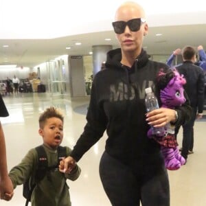 Amber Rose arrive avec son fils Sebastian à l'aéroport de Los Angeles, le 19 octobre 2017.