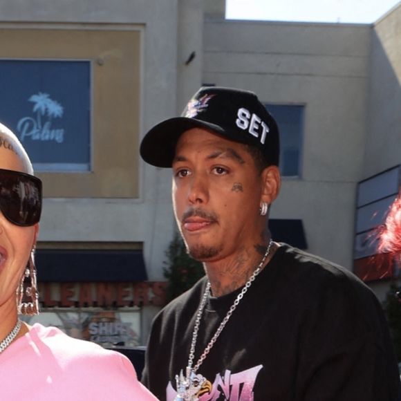 Amber Rose et son compagnon Alexander Edwards arrivent au pop up store Posta Boy sur Melrose à Los Angeles, le 16 avril 2021.