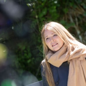 Exclusif - Hélène Rolles - Reprise du tournage de la série "Les Mystères de l'amour" à Cergy-Pontoise (Val d'Oise) après 2 mois d'arrêt dû au confinement en pleine épidémie de Coronavirus Covid-19 le 14 mai 2020.