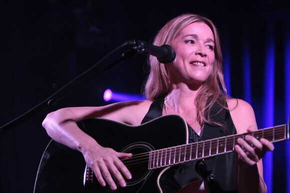 Hélène Rollès - Concert au Divan du monde, le 29 mai 2012.
