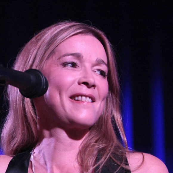 Hélène Rollès - Concert au Divan du monde, le 29 mai 2012.