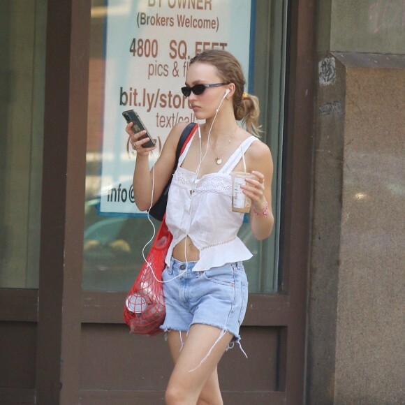 Exclusif - Lily-Rose Depp se balade à New York en minishort et santiags le 28 juin 2021