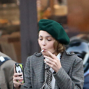Exclusif - Lily-Rose Depp fait ses premiers pas d'actrice sur le tournage de "Planetarium" à Paris le 29 septembre 2015. La fille de Johnny Depp et Vanessa Paradis partage l'affiche du film de Rebecca Zlotowski avec l'actrice Natalie Portman.