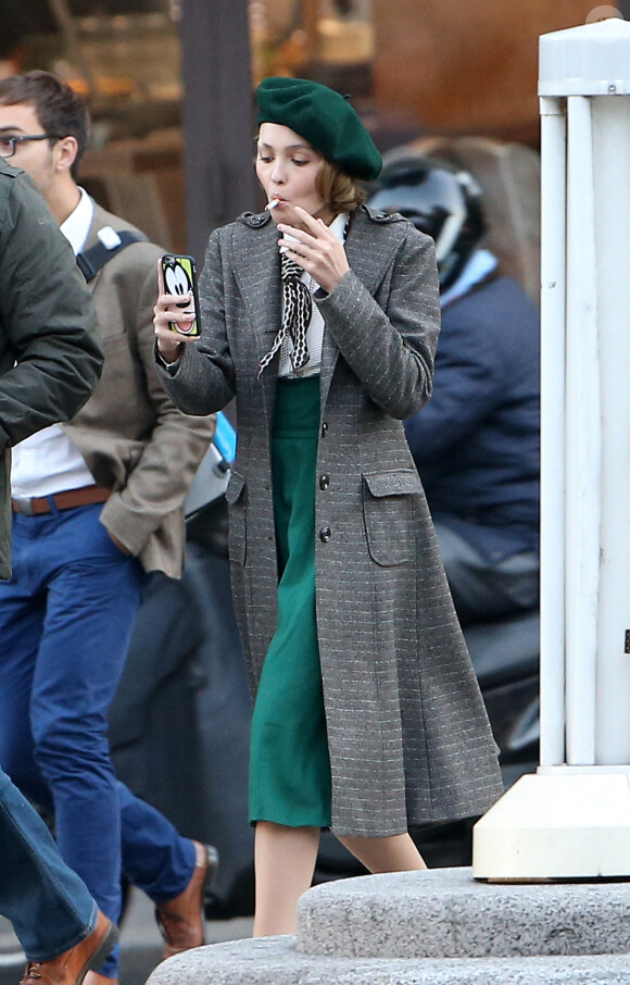 Exclusif - Lily-Rose Depp fait ses premiers pas d'actrice sur le tournage de "Planetarium" à Paris le 29 septembre 2015. La fille de Johnny Depp et Vanessa Paradis partage l'affiche du film de Rebecca Zlotowski avec l'actrice Natalie Portman.