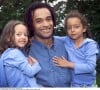 Yannick Noah et ses filles Jenaye (2 ans) et Elijah (4 ans) en Suède. Juillet 2000.