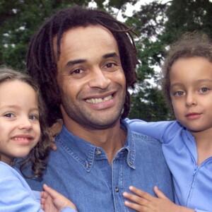 Yannick Noah et ses filles Jenaye (2 ans) et Elijah (4 ans) en Suède. Juillet 2000.