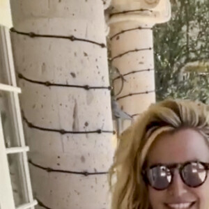 Captures d'écran de la vidéo de Britney Spears en maillot de bain qu'elle a postée sur son compte Instagram. Le 27 avril 2021 © JLPPA/Bestimage 