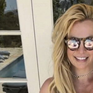 Captures d'écran de la vidéo de Britney Spears en maillot de bain qu'elle a postée sur son compte Instagram. Le 27 avril 2021 © JLPPA/Bestimage 