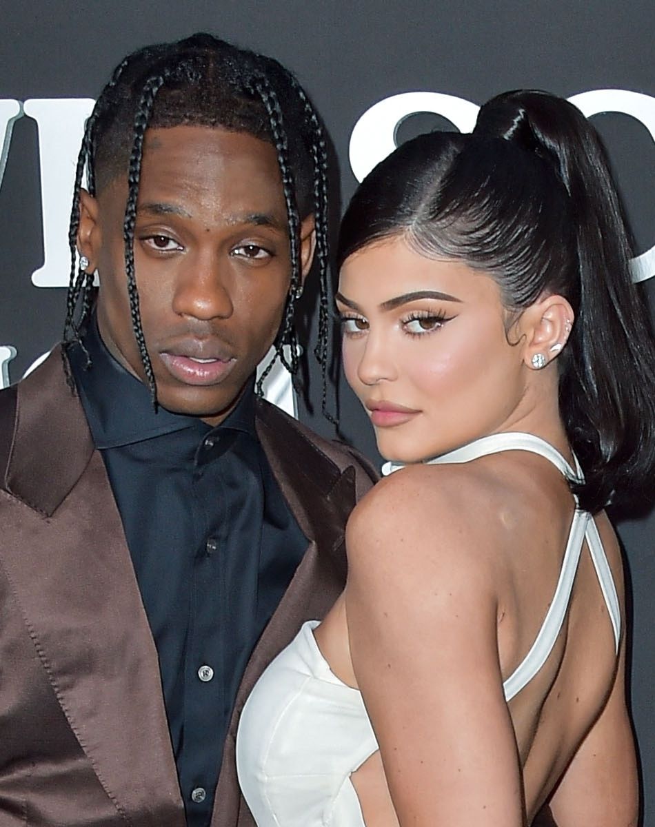 Travis Scott avec sa compagne Kylie Jenner à la première du prochain documentaire de Netflix Look Mom I Can Fly au Barker Hangar dans le quartier de Santa Monica à Los Angeles.