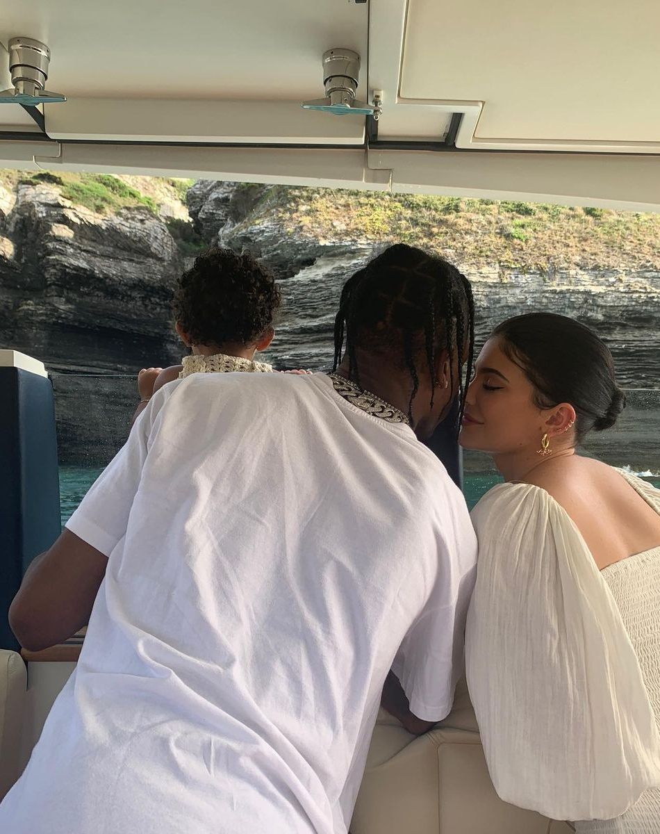 Travis Scott infidèle à Kylie Jenner ? Dita Istrefi balance sur Instagram.