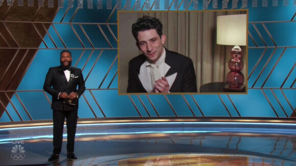 Josh O'Connor, Anthony Anderson - Josh O'Connor reçoit le Golden Globe du meilleur acteur dans une série dramatique pour "The Crown" lors de la 78ème cérémonie des Golden Globes, le 28 février 2021.