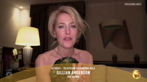 Gillian Anderson remporte le Golden Globe de la meilleure actrice dans un second rôle pour "The Crown" lors de la 78ème cérémonie des Golden Globes, le 28 février 2021.