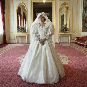 Nouvel extrait de la série The Crown (Netflix), Emma Corrin interprète Lady Di dans la saison 4, dévoilée en novembre 2020.