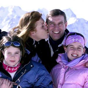 Le prince Andrew et Sarah Ferguson avec leurs filles, les princesses Eugenie et Beatrice, en vacances en Suisse en 2001.