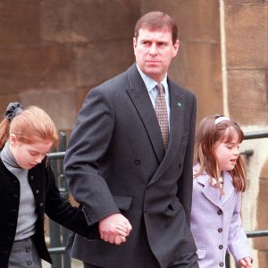 Le prince Andrew, duc d'York, et ses filles la princesse Eugenie et la princesse Beatrice à la sortie de la messe de Pâques à Windsor, à la fin des années 90's.