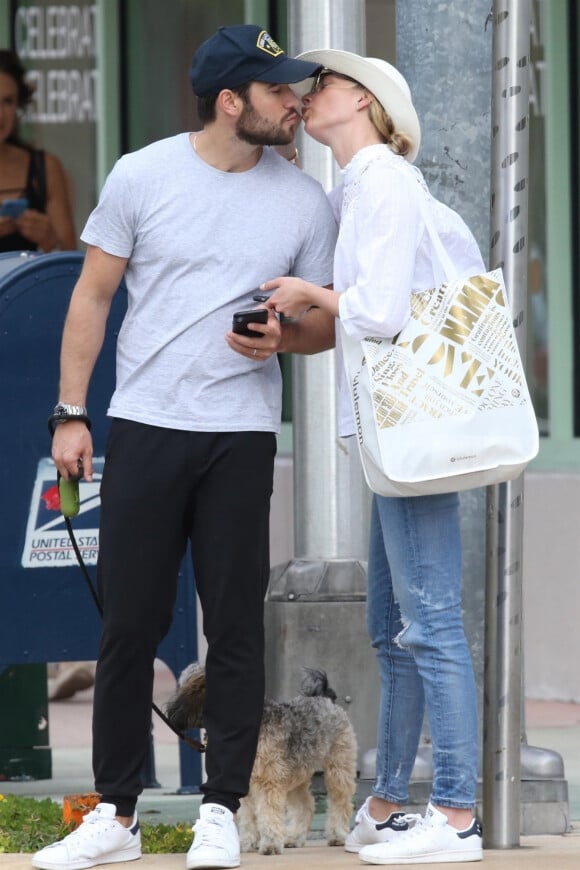 Exclusif - Emily VanCamp et son mari Josh Bowman se relaxent à Miami le 21 décembre 2018.