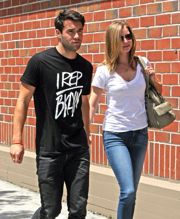 Exclusif - Joshua Bowman et sa petite amie Emily VanCamp se promènent main dans la main à Beverly Hills, le 8 mai 2014