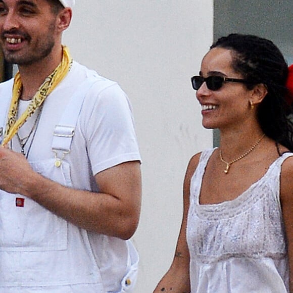 Zoé Kravitz se promène avec un ami à New York, le 27 juillet 2021. 