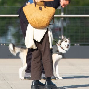 Zoe Kravitz et son mari Karl Glusman au départ de l'aéroport JFK avec leur chien Scout à New York le 31 aout 2020.