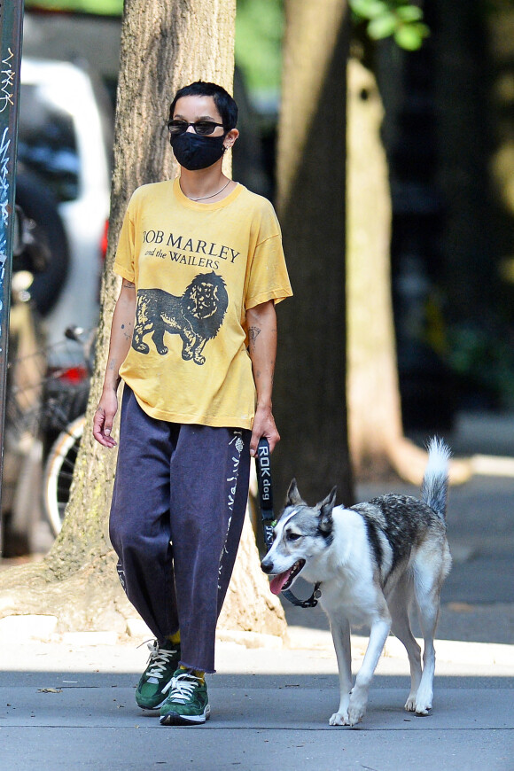 Zoé Kravitz, avec un tee-shirt en hommage à Bob Marley promène son chien à New York, le 10 août 2020.