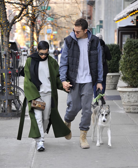 Zoë Kravitz et son mari Karl Glusman promènent leur chien à New York, le 12 février 2020.