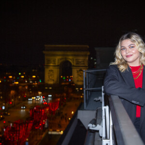 La chanteuse Louane lors de la cérémonie d'illumination des Champs Elysées à Paris le 22 novembre 2020. © JB Autissier / Panoramic / Bestimage 