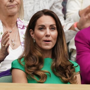 Catherine (Kate) Middleton, duchesse de Cambridge, dans les tibunes du tournoi de tennis de Wimbledon au All England Lawn Tennis and Croquet Club à Londres.