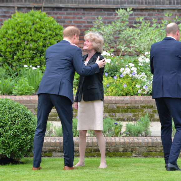 Le prince William, duc de Cambridge, et son frère Le prince Harry, duc de Sussex, se retrouvent à l'inauguration de la statue de leur mère, la princesse Diana dans les jardins de Kensington Palace à Londres, le 1er juillet 2021. Ce jour-là, la princesse Diana aurait fêté son 60 ème anniversaire.