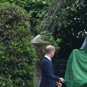 Le prince William, duc de Cambridge, et son frère Le prince Harry, duc de Sussex, se retrouvent à l'inauguration de la statue de leur mère, la princesse Diana dans les jardins de Kensington Palace à Londres, le 1er juillet 2021. Ce jour-là, la princesse Diana aurait fêté son 60 ème anniversaire.