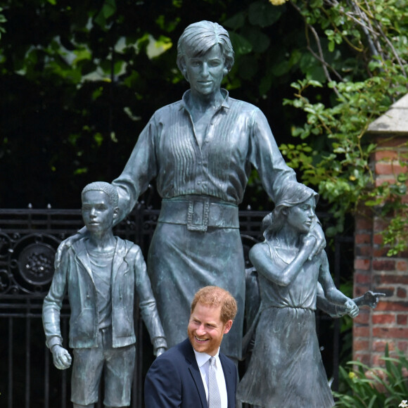 Le prince William, duc de Cambridge, et son frère Le prince Harry, duc de Sussex, se retrouvent à l'inauguration de la statue de leur mère, la princesse Diana dans les jardins de Kensington Palace à Londres, le 1er juillet 2021. Ce jour-là, la princesse Diana aurait fêté son 60 ème anniversaire.