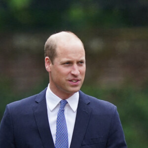 Le prince William, duc de Cambridge, et son frère Le prince Harry, duc de Sussex, se retrouvent à l'inauguration de la statue de leur mère, la princesse Diana dans les jardins de Kensington Palace à Londres, le 1er juillet 2021. Ce jour-là, la princesse Diana aurait fêté son 60 ème anniversaire.