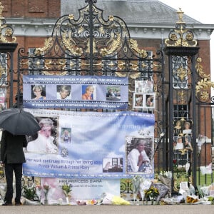 Le prince William et le prince Harry lors de la visite du Sunken Garden dédié à la mémoire de Lady Diana à Londres le 30 août 2017.