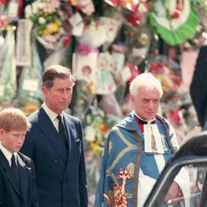 Le prince Charles, le prince William, le prince Harry et Earl Spencer lors des funérailles de Diana à Lonres en 1997. 