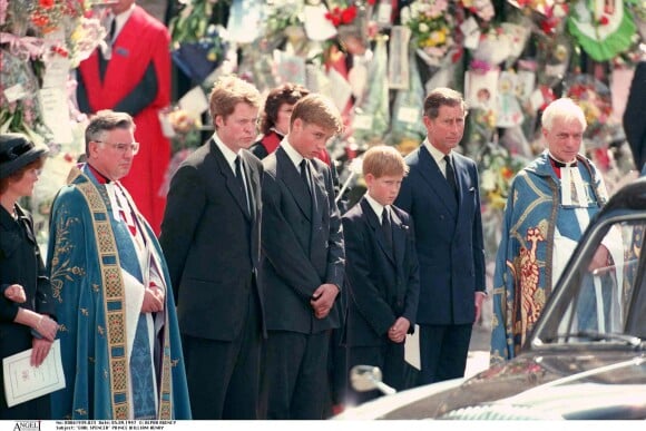 Le prince Charles, le prince William, le prince Harry et Earl Spencer lors des funérailles de Diana à Lonres en 1997. 