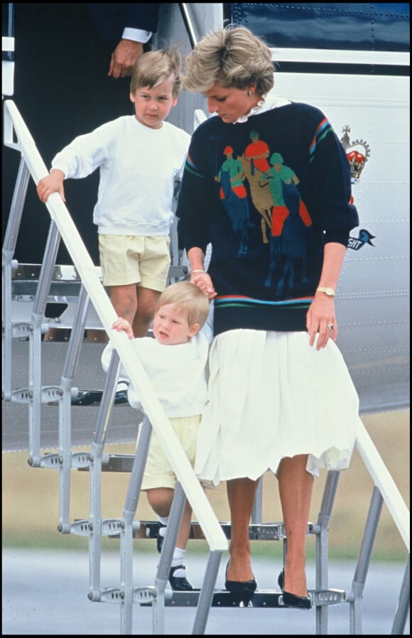Diana et ses fils, William et Harry, lors de leur arrivée à Balmoral en 1986.