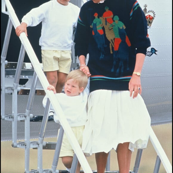 Diana et ses fils, William et Harry, lors de leur arrivée à Balmoral en 1986.