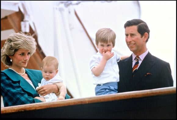 Diana et le prince Charles avec leurs fils, William et Harry, lors d'une visite à Venise en 1985.