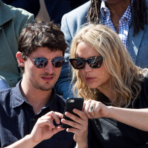 Virginie Efira et son compagnon Niels Schneider - Célébrités dans les tribunes des internationaux de France de tennis de Roland Garros à Paris, France, le 8 juin 2019. © Jacovides / Moreau/Bestimage