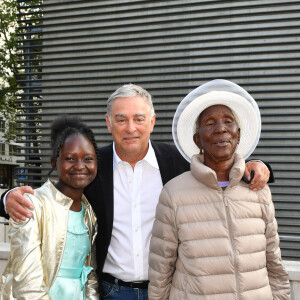 Pascal Plisson, Priscilla Sitienei alias Gogo et sa petite fille - Avant-première du film "Gogo" de Pascal Plisson à l'Ugc Bercy à Paris le 31 aout 2021. Elle a 94 ans, vit dans un village au Kenya, et a décidé d'apprendre à lire et à compter en intégrant une classe de CM2.  © Veeren/Bestimage