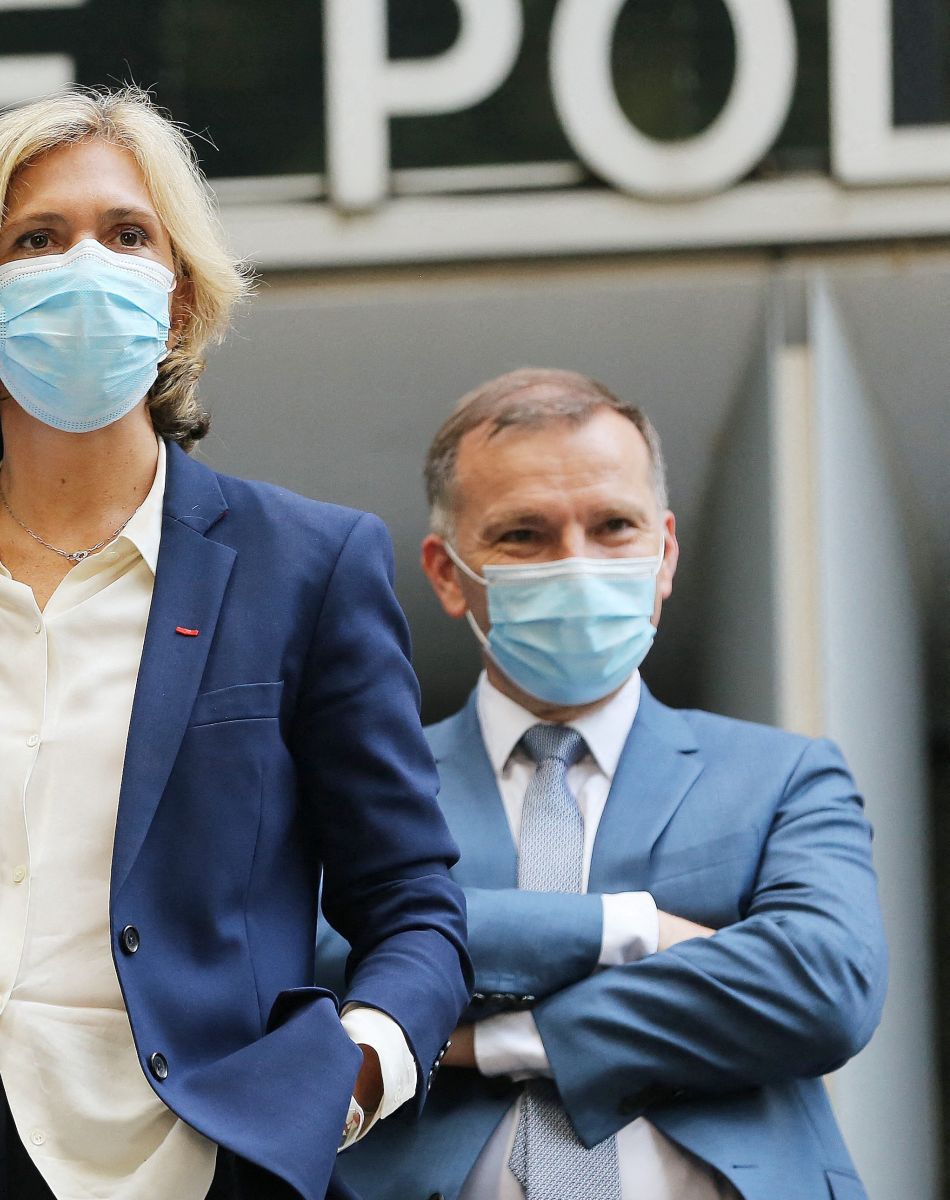 Exclusif - Gérald Darmanin, ministre de l'Intérieur, en compagnie d'Emmanuelle Wargon, secrétaire d'Etat auprès du ministre d'Etat, ministre de la Transition écologique et solidaire, et de Valérie Pécresse (présidente du conseil régional d'Ile de France), en visite au commissariat de Créteil, pour apporter son soutien aux policiers bléssés et à leurs collègues, le 26 juillet 2021.