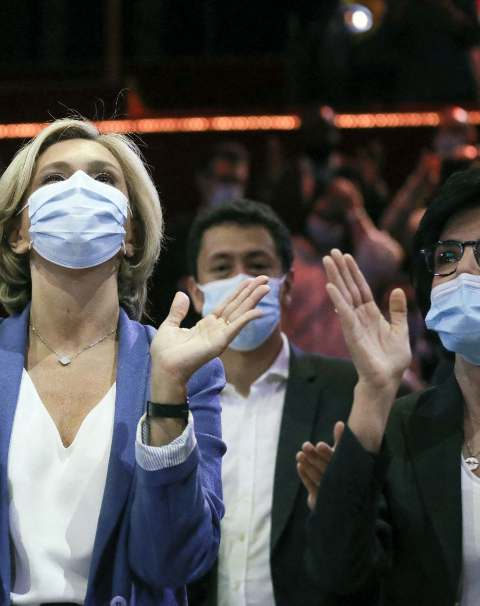 La présidente de la région Île-de-France et candidate à sa réélection, Valérie Pecresse accompagnée de Rachida Dati et le président du Sénat, Gérard Larcher, lors d'un meeting au Cirque d'Hiver, à Paris, le 24 juin 2021, avant le second tour des élections régionales françaises qui se tiendra le 27 juin 2021. © Stéphane Lemouton / Bestimage