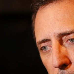 Gad Elmaleh présente en avant-première son album où il intérprète les grands succès de Claude Nougaro lors d'un concert privé (30 personnes) sur la péniche "Maison Claude Nougaro" à Toulouse, le 24 août 2020.