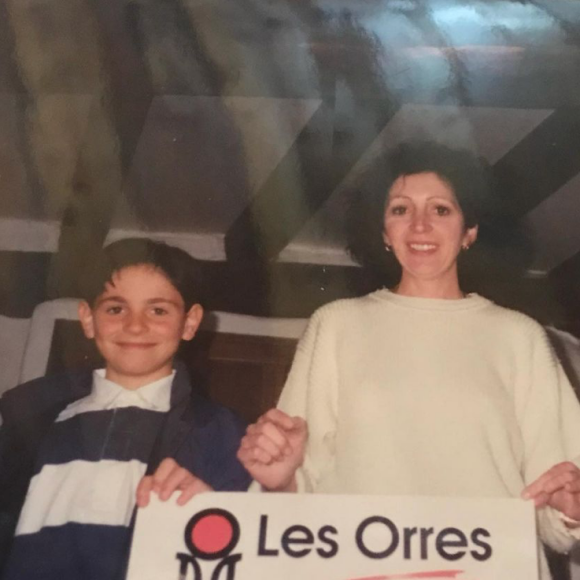 Camille Combal, enfant, et sa mère. Photo publiée le 26 août 2021.