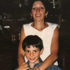 Camille Combal, enfant, et sa mère. Photo publiée le 26 août 2021.