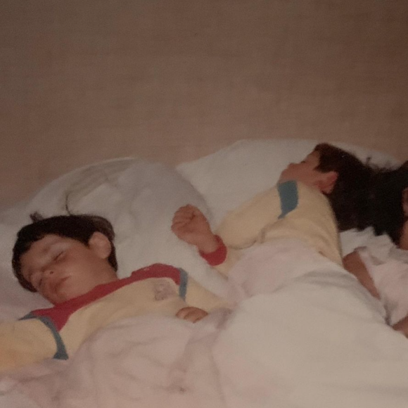 Camille Combal, enfant, et sa mère. Photo publiée le 26 mai 2019.